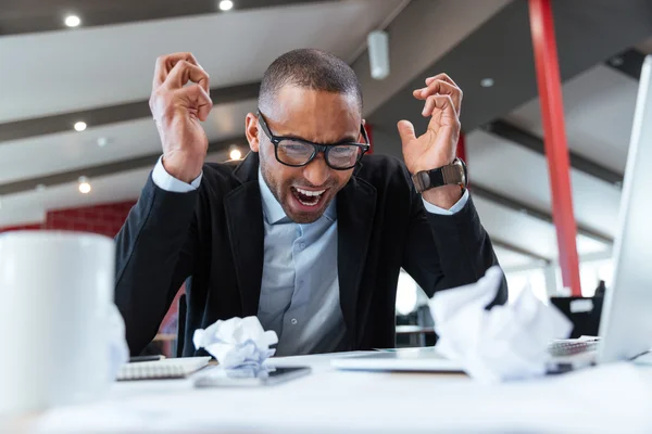 Gritando homem de negócios em sua mesa — Fotografia de Stock