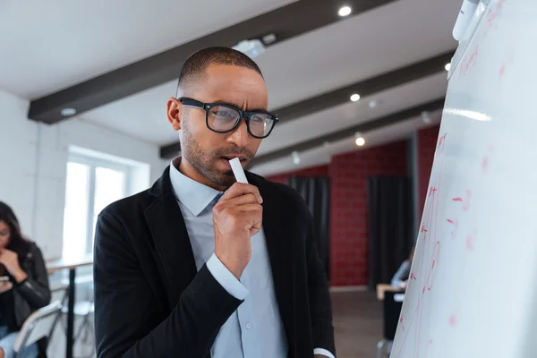 Homme d'affaires penser à la présentation — Photo