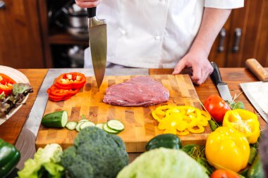 Cheif yemek coooking et ve taze sebze salatası 