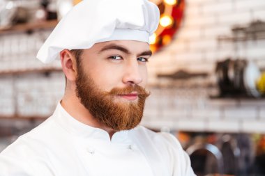 Gülümseyen mutfak şef aşçı sakallı