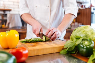 Kesme sebze ve salata çatalı elinde Şef yemek 