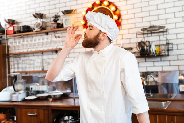 Glücklich inspirierte Koch Koch Gefühl Geruch von leckerem Essen — Stockfoto