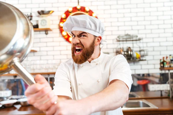 Verrückter irrer Koch droht mit Pfanne — Stockfoto