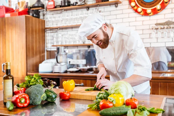 Koch kocht Gemüsesalat in der Küche — Stockfoto