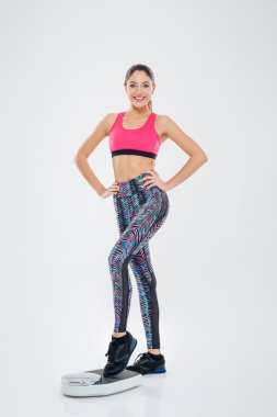 Makine ağırlığında duran gülümseyen kadın