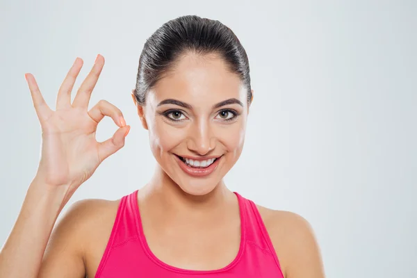 Sonriente mujer deportiva mostrando ok signo con los dedos —  Fotos de Stock