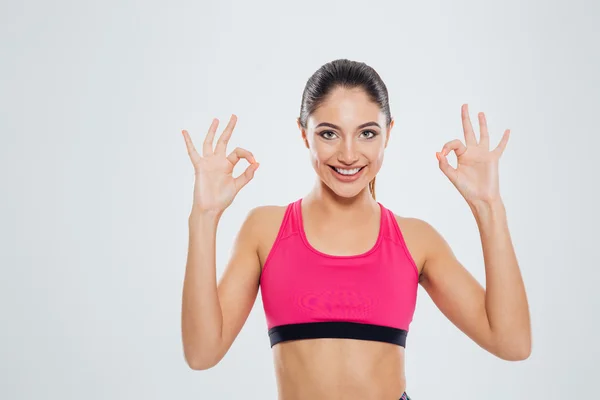 Mujer fitness feliz mostrando signo ok con los dedos —  Fotos de Stock