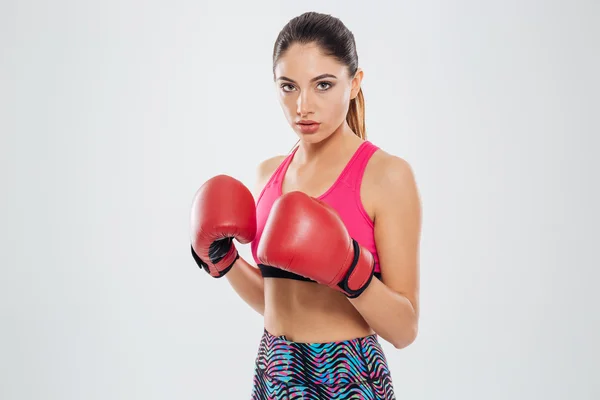 Mujer deportiva en guantes de boxeo mirando a la cámara — Foto de Stock