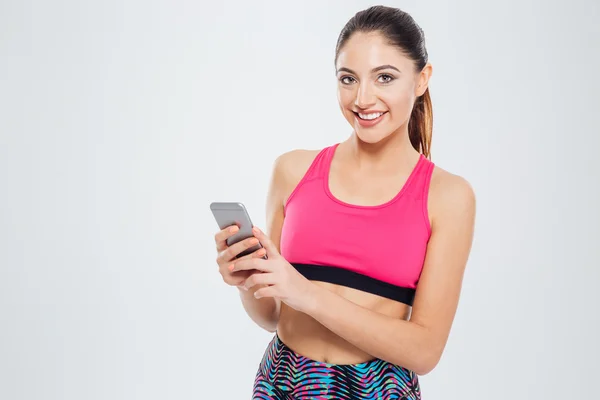 Mulher fitness feliz usando smartphone — Fotografia de Stock