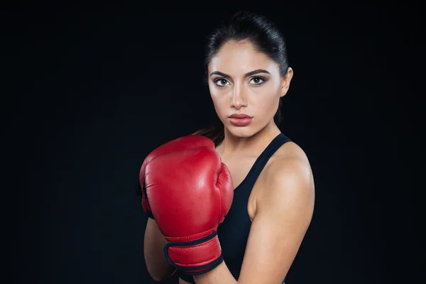 Mujer fitness en guantes booxing mirando a la cámara — Foto de Stock