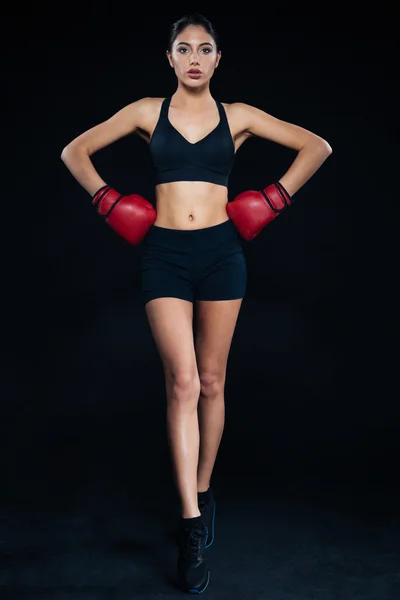 Retrato de cuerpo entero de una hermosa mujer con guantes de boxeo — Foto de Stock