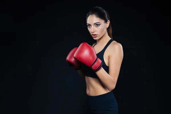 Mujer fitness de pie en guantes de boxeo — Foto de Stock