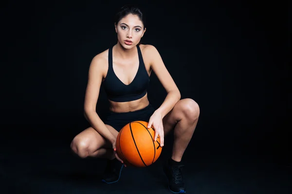 Mujer fitness con pelota de baloncesto —  Fotos de Stock