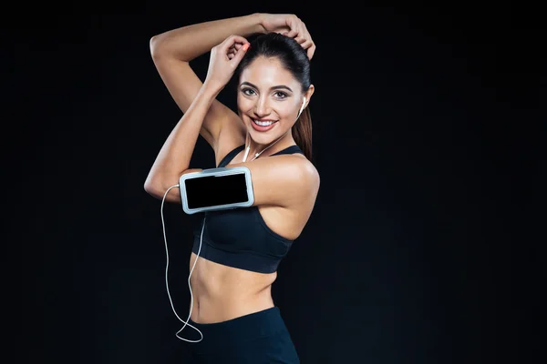 Sorrindo mulher fitness ouvir música em fones de ouvido — Fotografia de Stock