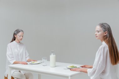 Gıda ile masada oturan iki kadın