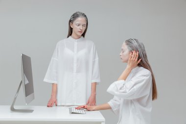 İki kadın, bilgisayar kullanarak pc