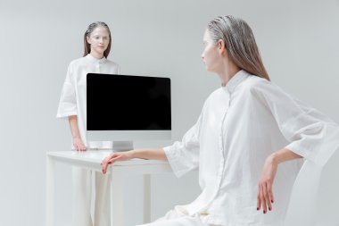 Kadınlar birbirlerine tablo arıyor 