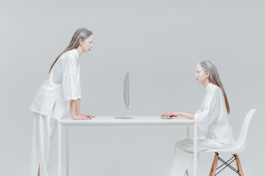 İki kadın birbirine bakıyor. 