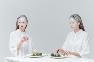 İki kadın masada yemek