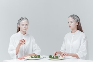 İki kız bir yemek masada olması