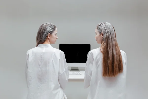 Duas mulheres da moda olhando uma para a outra — Fotografia de Stock