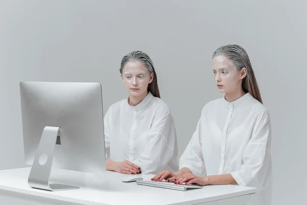 Kaksi naista istuu pöydässä tietokoneen kanssa, pc — kuvapankkivalokuva
