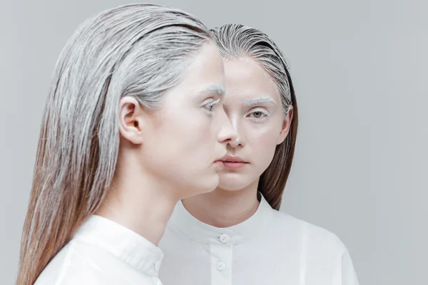 Primo piano ritratto di due donne in camicie bianche intelligenti — Foto Stock