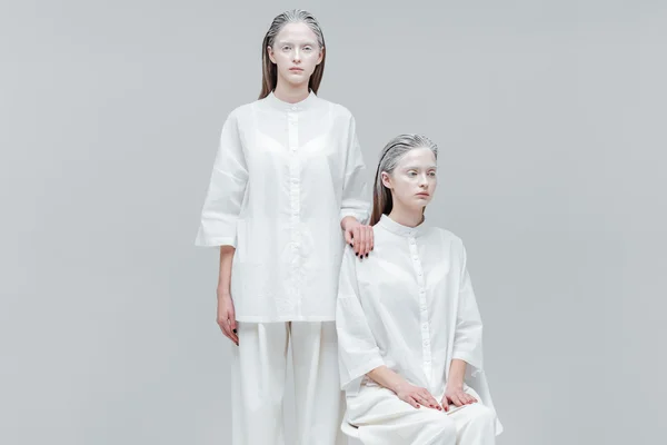 Twee vrouwen in witte kleren — Stockfoto