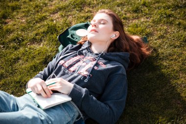 Çim üzerinde yalan ve müzik rahat kadın