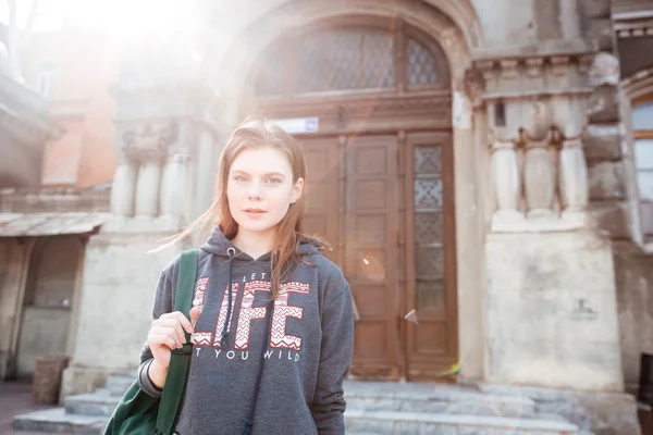 Vrouw stond in de buurt van de deuren van huis in de oude stad — Stockfoto