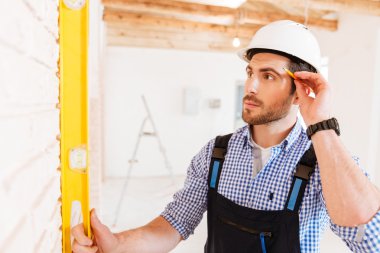 Yakın çekim prtrait bir akıllı konsantre Builder kapalı