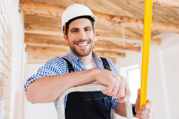 Close-up portrrait of a handyman standing on the ladder — Stock Photo, Image