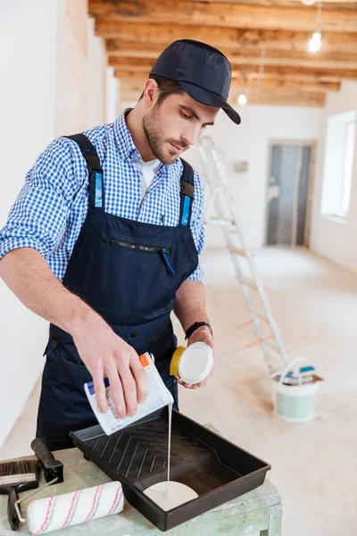 Decorador se preparando para pintar algo dentro de casa — Fotografia de Stock