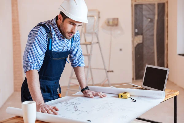 Arquitecto trabajando en el plano, gráfico en interiores —  Fotos de Stock