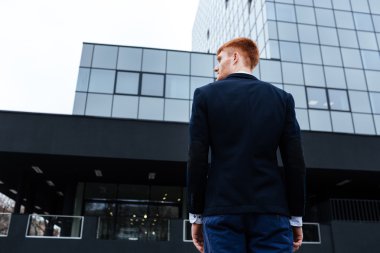 Genç bir işadamı portresi arkadan görünüm