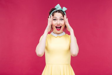 Neşeli güzel pinup kız elleriyle yüzünü dokunaklı