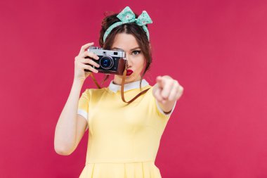 Size dönük ve aralarında en eski fotoğraf makinesi kullanarak ciddi sevimli kadın