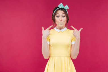 Sakız pembe balonu üzerinde işaret pinup kız merak ettim