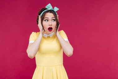 Korkmuş oldukça pinup kız ile ayakta ellerinizi başınızın koyun