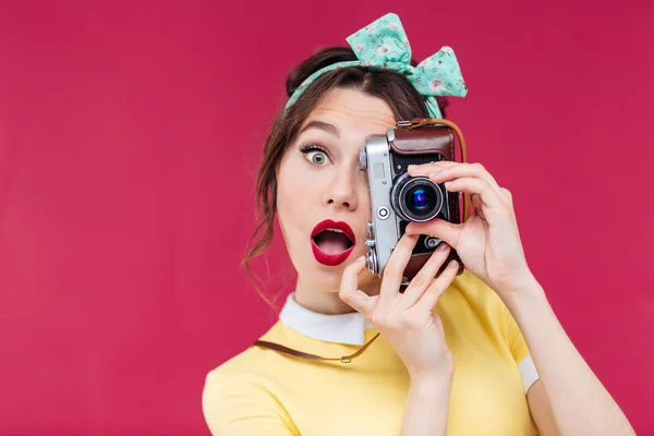 Förvånad över ganska pinup flicka med mun öppnas med vintage kom — Stockfoto