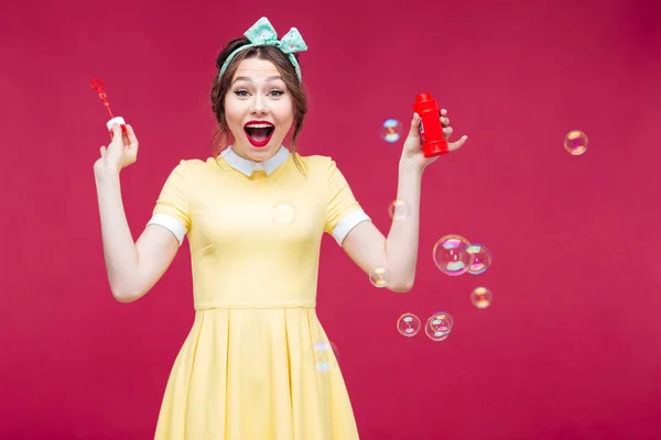 Glada pinup flicka skratta och ha roligt med såpbubblor — Stockfoto