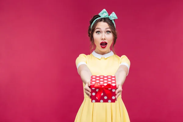 Feliz sorprendida joven mujer que le da una caja de regalo —  Fotos de Stock