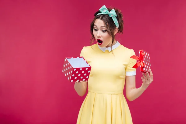 Chiesto carino giovane donna apertura confezione regalo — Foto Stock