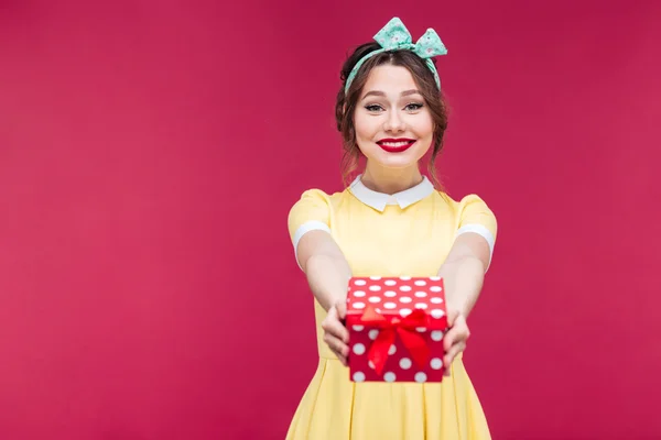 Mooie jonge vrouw geven u een cadeautje in vak glimlachen — Stockfoto