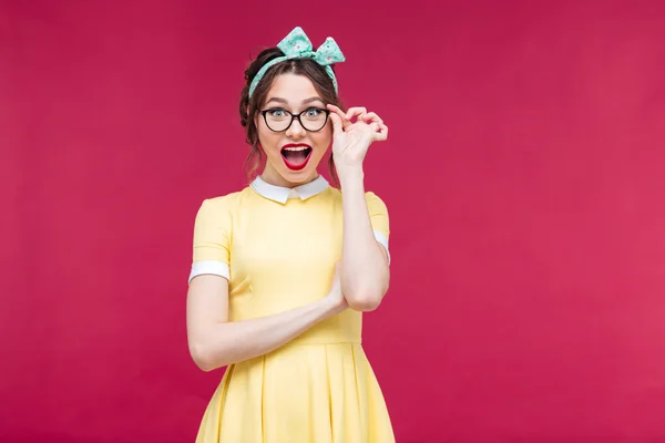 Šťastný atraktivní plakát dívka v žluté dreass a brýle — Stock fotografie