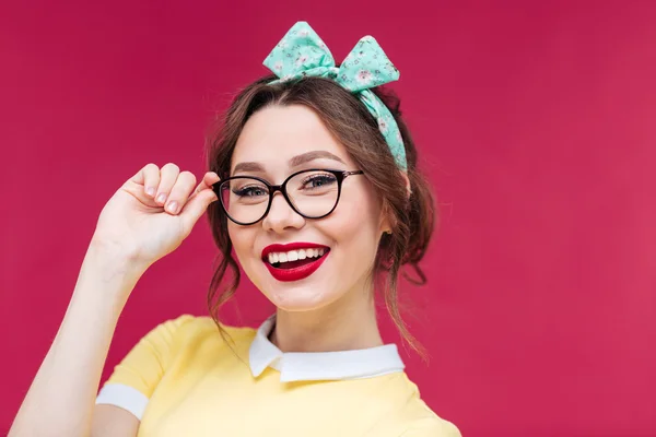 Portrét veselé mladé ženy v brýlích — Stock fotografie
