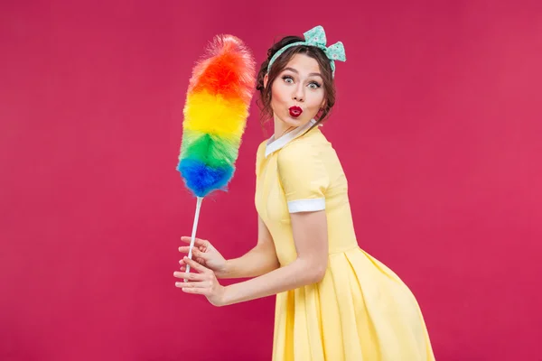 Menina pinup brincalhão encantador com vassoura de limpeza colorida — Fotografia de Stock