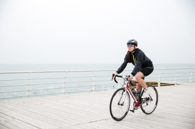 Kadın bir bisiklet sürme