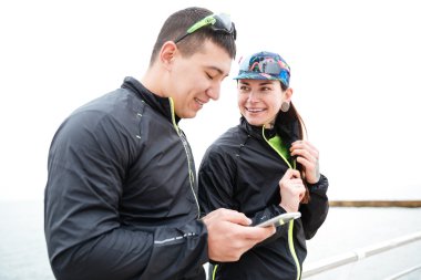 Kaç smartphone kullanarak ve açık havada konuşuyor