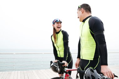 Söz ve iskelede gülüyor Bisikletleri ile Çift